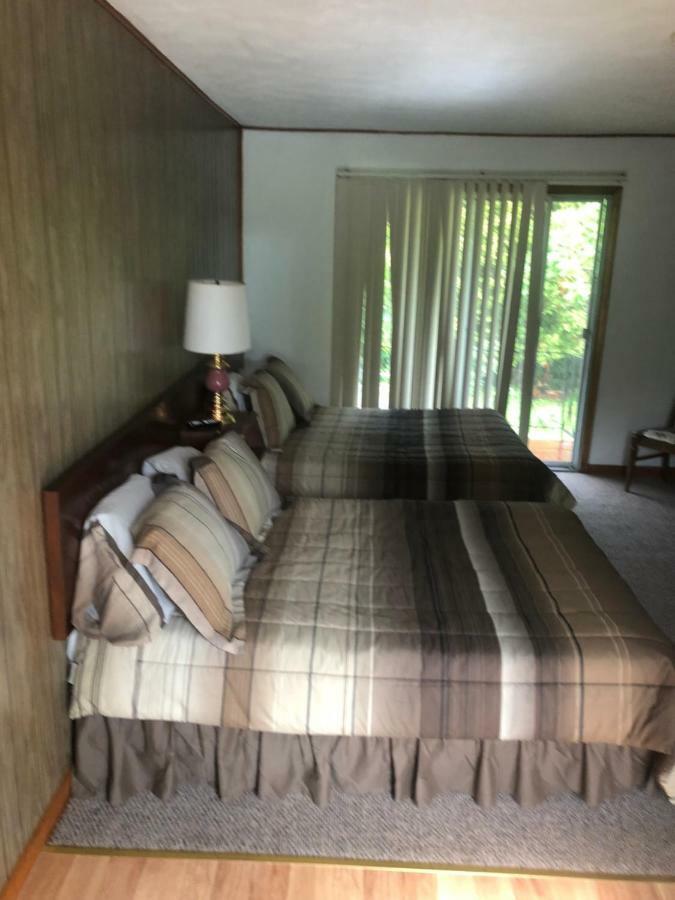 Michael Dee's Motel East Durham Buitenkant foto